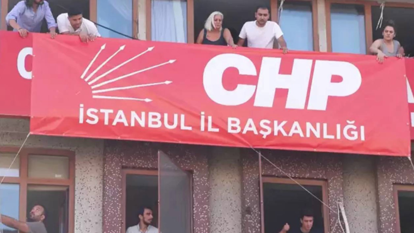 bahcelievlerdeki binaya chp istanbul il baskanligi yazisi asildi LAZNGrDm