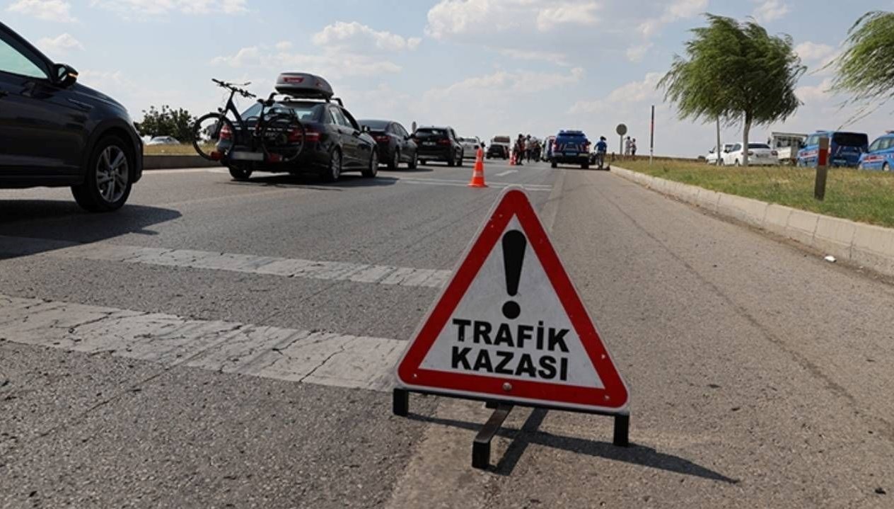 diyarbakirda kamyon sarampole devrildi surucu hayatini kaybetti etY1n4U1