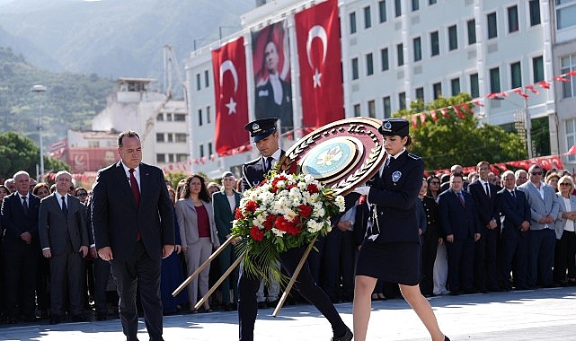 29 ekim bayram coskusu celenk sunumuyla basladi TmWgJEPc.jpg