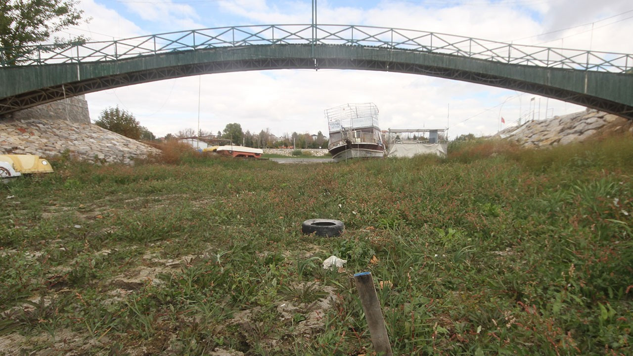 golde sular cekildi yatlar karaya oturdu ask adasinin etrafinda da su kalmadi eawrdkNP.jpg