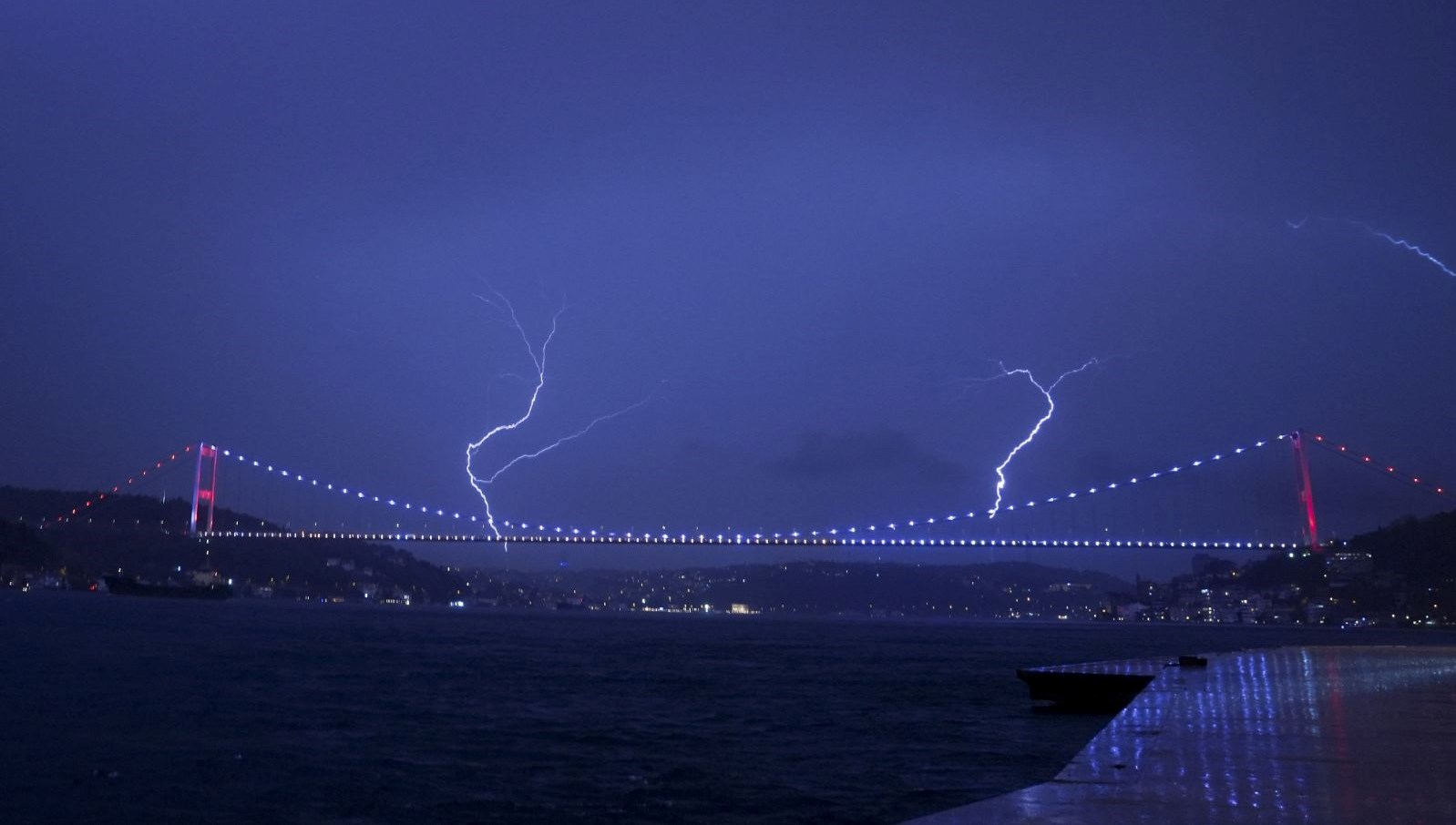 istanbulda yildirimli gecefinans merkezinde bir binaya dustu eIVF6crV.jpg