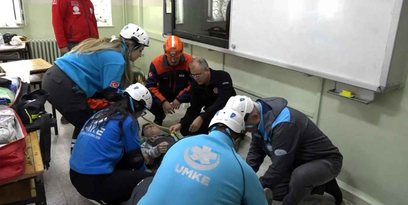 kirklarelinde okullarda es zamanli deprem tatbikati yapildi xVxw2UAt.jpg