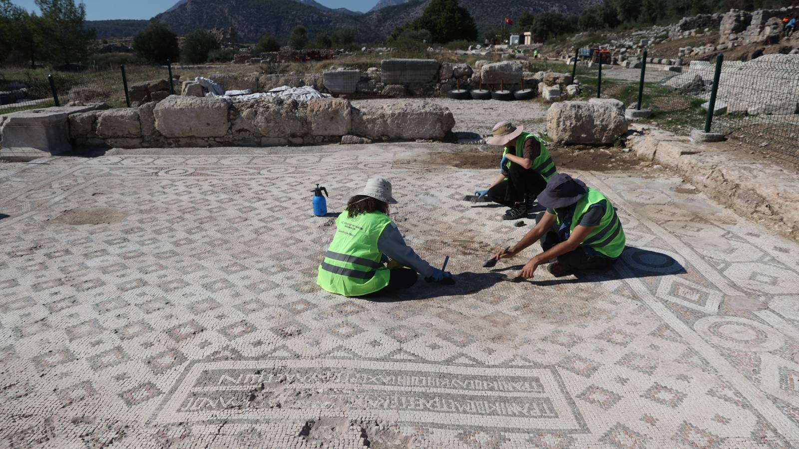 antalyadaki xanthos kazilarinda antik donemde kullanilan iki buyuk dukkan tespit edildi zg8EmDpr.jpg