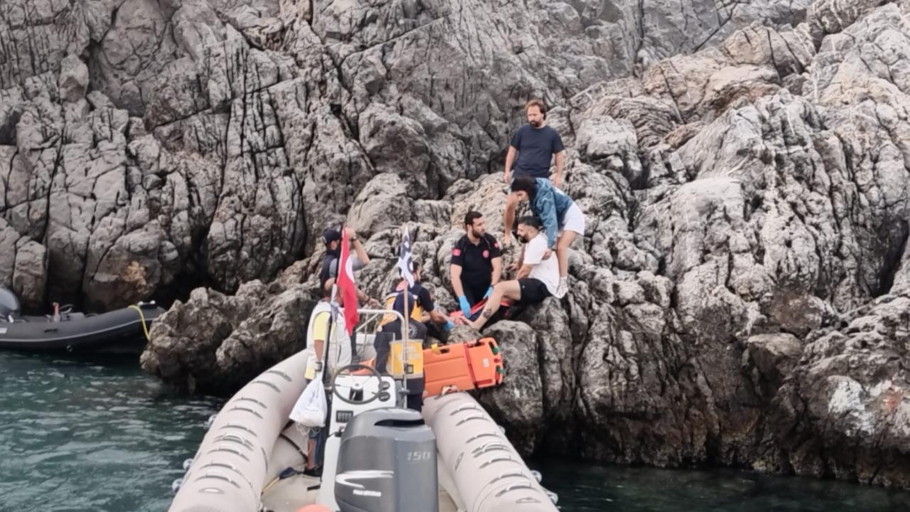 bodrumda bot kayaliklara carpti 4 yarali aZ1iqaQB.jpg