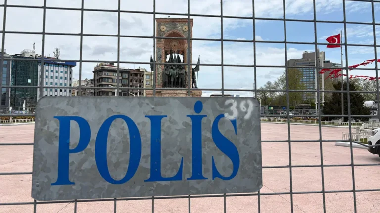 iktidarin-1-mayis-korkusu-suruyor-taksim-bariyerlerle-kapatildi-xa7W1ZNu