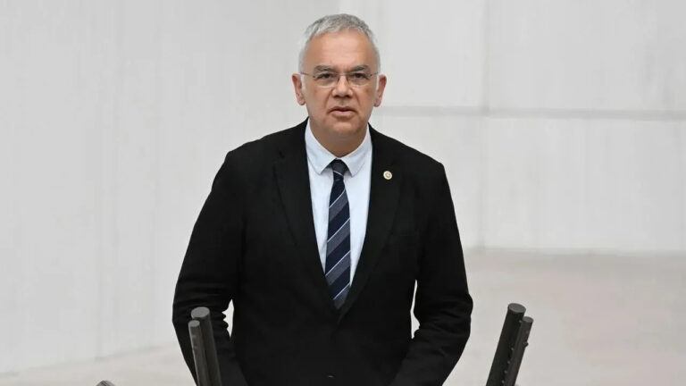 chpli-paladan-saglik-bakanligina-randevu-krizi-tepkisi-sagliga-erisimlerinin-onundeki-engelleri-kaldirin-PZXNlgFG-1