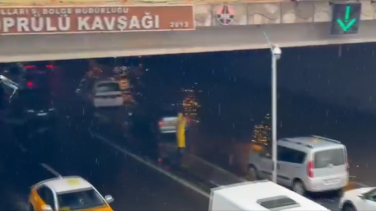 Diyarbakır’da Sağanak Yağışlar Hayatı Olumsuz Etkiledi: Cadde ve Sokaklar Su İçinde Kaldı